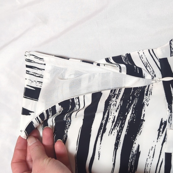 Banana Republic Factory Black & White Striped Pleated Preppy Tennis Skirt Size 6 - Picture 4 of 7